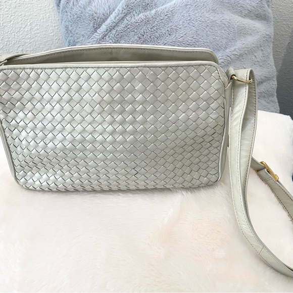 Silver/ Pearl Ganson San Francisco leather bag. Gold accents. - Picture 3 of 10